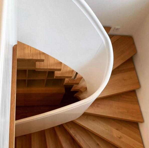 Holztreppe mit geschwungenem Handlauf in weiß