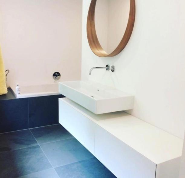 Weißer Waschtisch, freischwebend in Köln